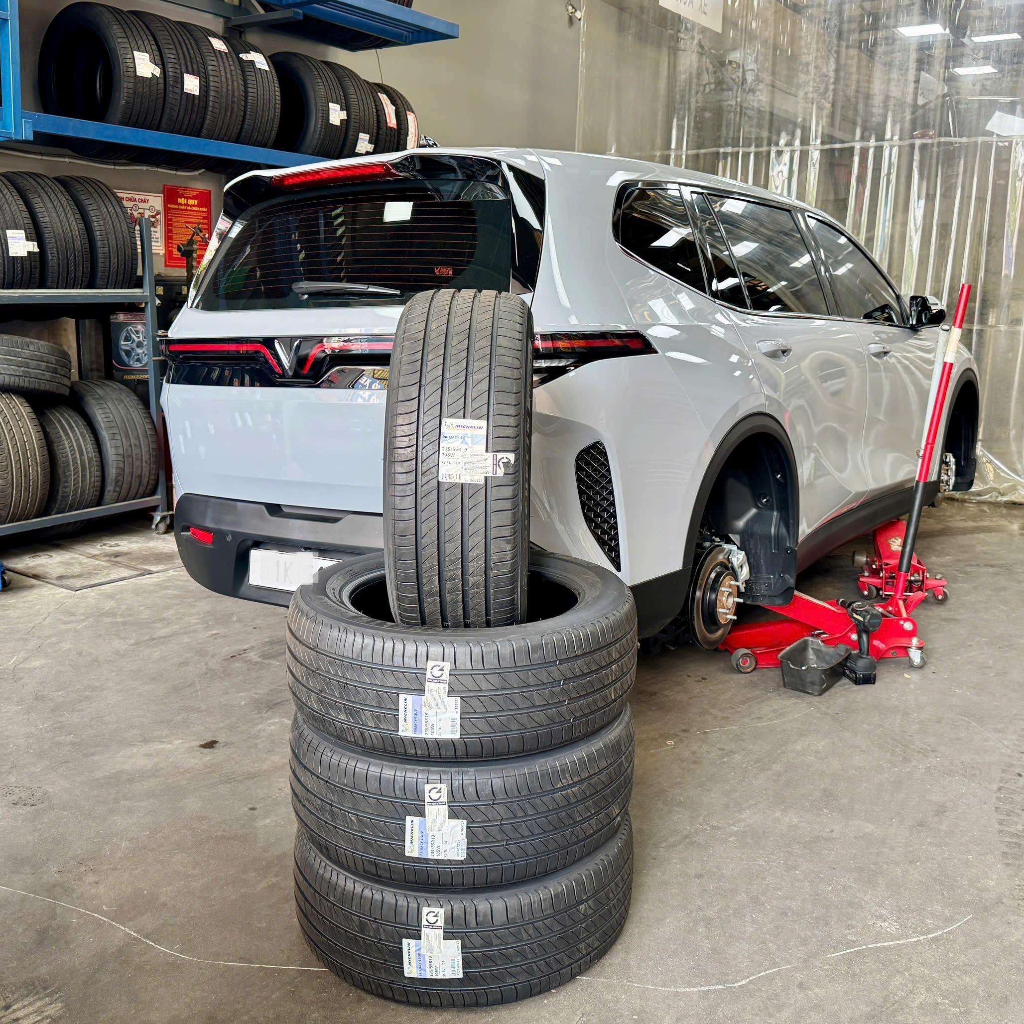 Thay lốp xe MPV trắng