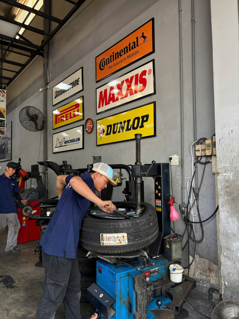 Ktv tại gara đang hoàn tất thay lốp Continental 275/45R20 Ultra Contact 6 SUV Đức cho xe Volvo.