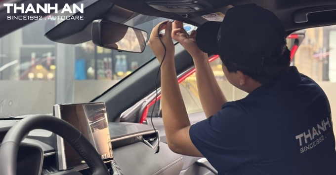 Kỹ thuật viên lắp đặt camera hành trình Vietmap ghi hình trước sau có cảnh báo tốc độ cho xe Toyota Corolla tại quận 7