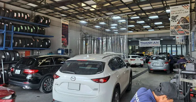 Khách hàng thay vỏ lốp xe ô tô tại cửa hàng của Thanh An Autocare Quận 7