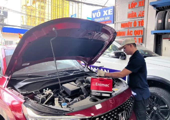 Thay bình ắc quy xe ô tô mới chính hãng để khởi động ổn định