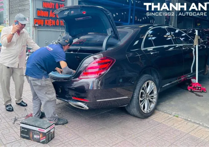 Lắp đặt và thay bình ắc quy xe ô tô tại xưởng garage dịch vụ