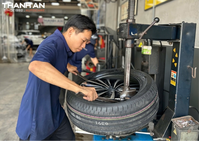 Kỹ thuật viên thay lốp cho xe Volkswagen viloran tại gara