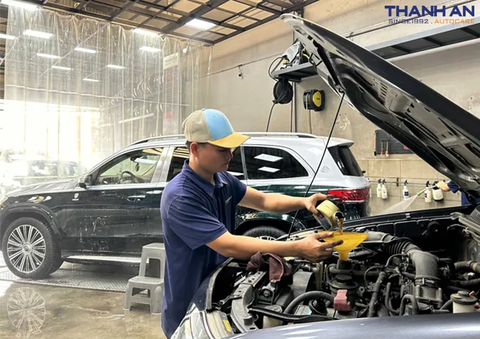 Nhớt xe ô tô bao lâu thay một lần và dấu hiệu nhận biết