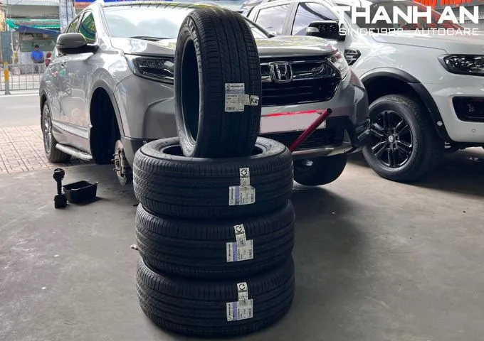 Bốn lốp Michelin 235/60R18 Primacy SUV Thái Lan mới xếp cạnh xe SUV