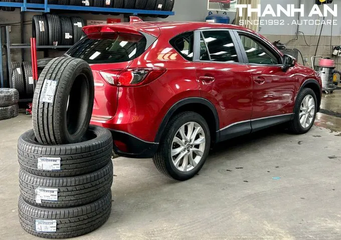 Bốn lốp Toyo 225/55R19 Proxes R46A mới xếp cạnh xe SUV