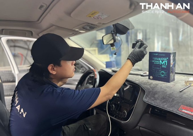 Cảm biến áp suất lốp xe ô tô chính hãng lắp đặt tại gara