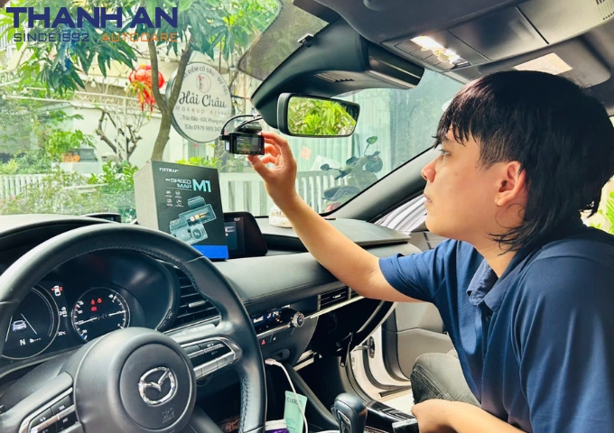 Camera hành trình Vietmap M1 gắn cho ô tô tiện lợi, dễ lắp đặt