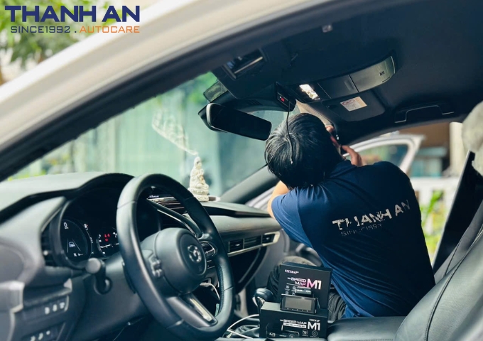 Kỹ thuật viên phụ kiện xe ô tô lắp camera hành trình vietmap m1 chính hãng tại nhà khách hàng