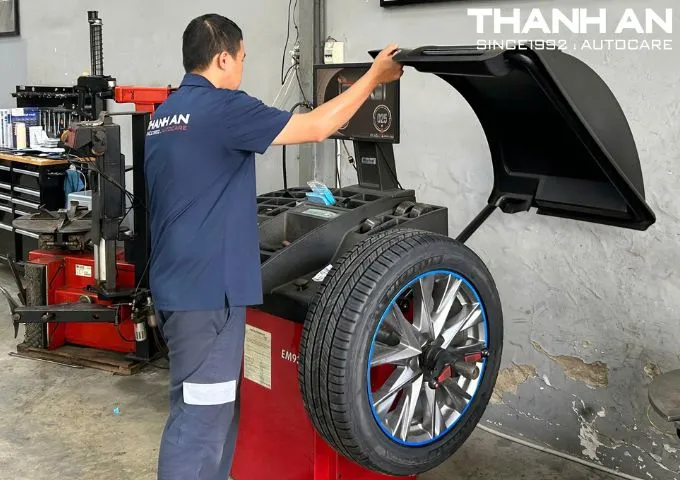 Thực hiện cân bằng động cho lốp ô tô Michelin bằng máy chuyên dụng đảm bảo an toàn