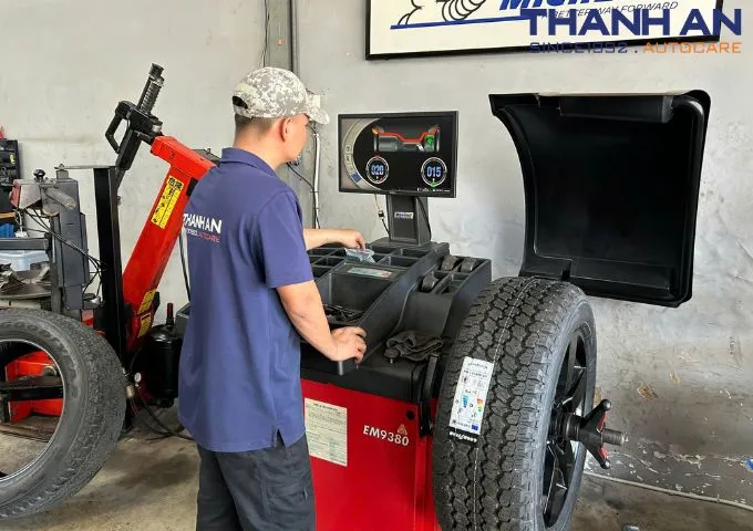 Kỹ thuật viên cân bằng động sau khi thay lốp Goodyear