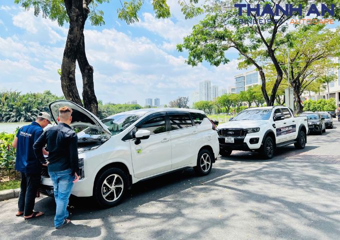 Kỹ thuật viên cứu hộ thay bình ắc quy Enimac cho xe ô tô tại nhà khách hàng