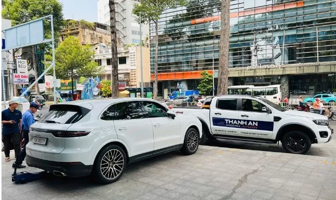 Cứu hộ thay lốp xe ô tô tại thành phố Hồ Chí Minh