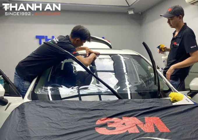 Kỹ thuật viên thi công dán phim cách nhiệt cho xe Hyundai Avante tại Sài Gòn