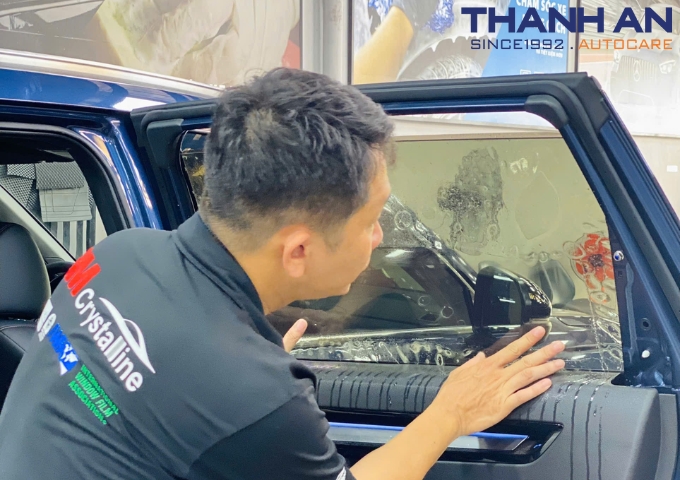 Dán phim cách nhiệt cao cấp cho xe Mercedes tại trung tâm chăm sóc xe ô tô Thanh An