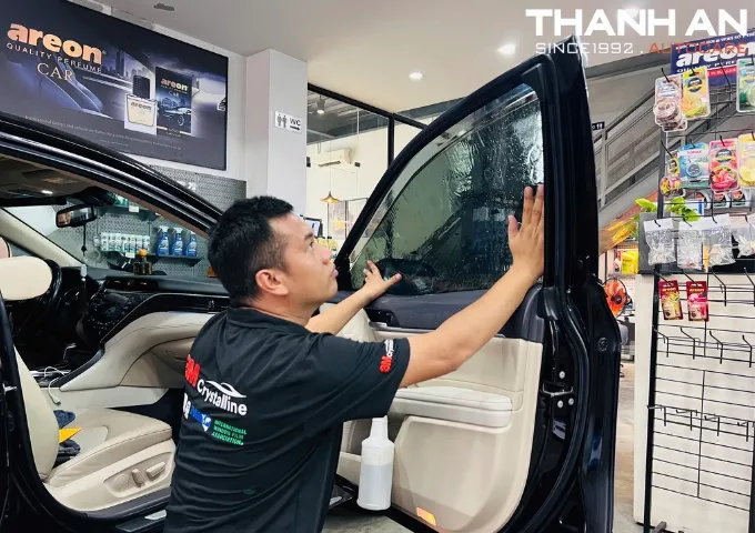 Dán phim cách nhiệt xe ô tô tại Thanh An Autocare – uy tín Quận 7
