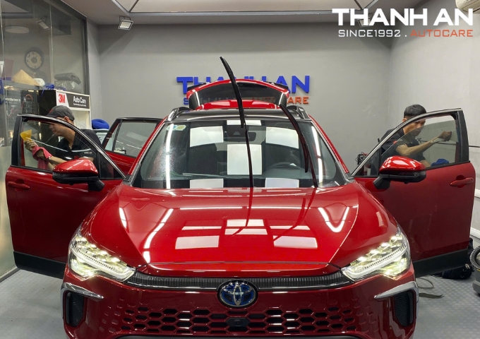 Kỹ thuật viên kiểm tra lớp phim cách nhiệt sau khi dán cho xe Hyundai Santa Fe