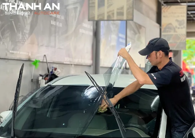 Dán phim cách nhiệt 3M cho xe điện Kia EV9 tại trung tâm chăm sóc ô tô TPHCM