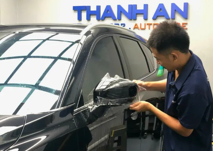 Dán film bảo vệ sơn Lexus LS600 tại một trung tâm chuyên nghiệp.