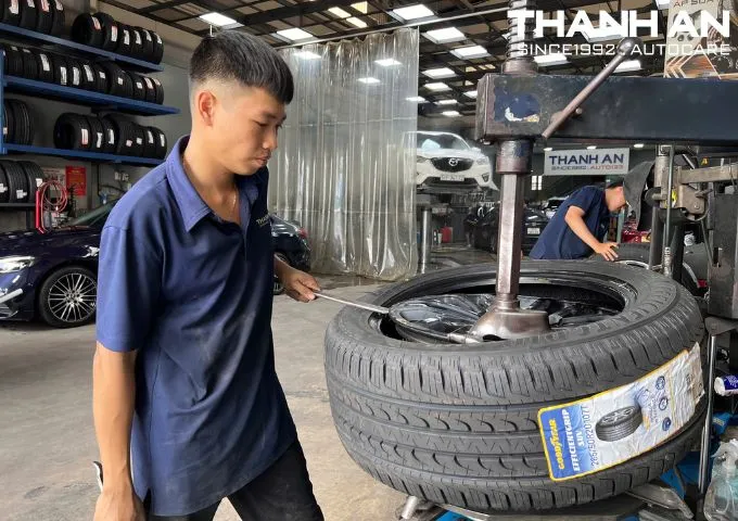 Quy trình thay lốp Goodyear chuyên nghiệp tại xưởng dịch vụ