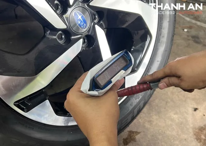 Cận cảnh cảm biến áp suất lốp gắn trực tiếp trên van bánh xe