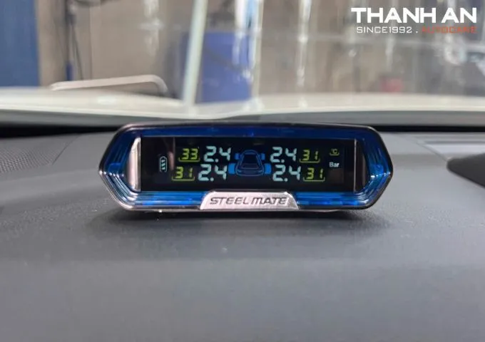 Màn hình hiển thị thông số áp suất lốp xe ô tô khi đang di chuyển