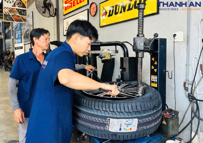 Kỹ thuật viên thay lốp Continental 265/45R22 Premium Contact cho xe Maybach GLS 480 