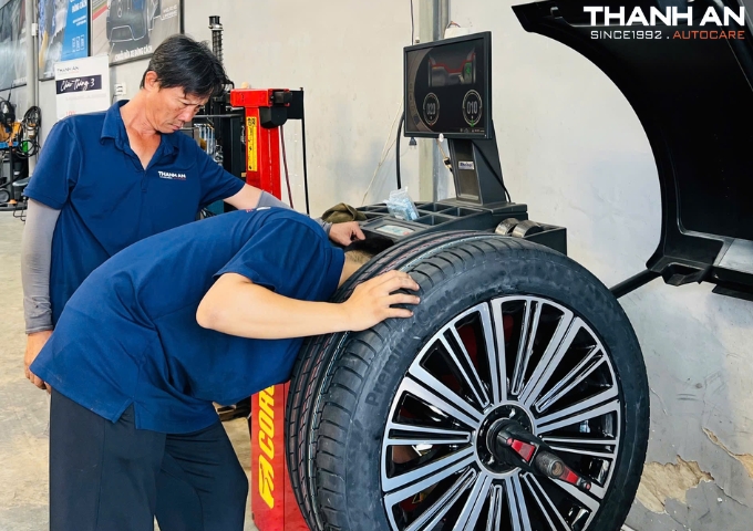 Kỹ thuật viên cân bằng động xe bánh xe Maybach GLS 480 