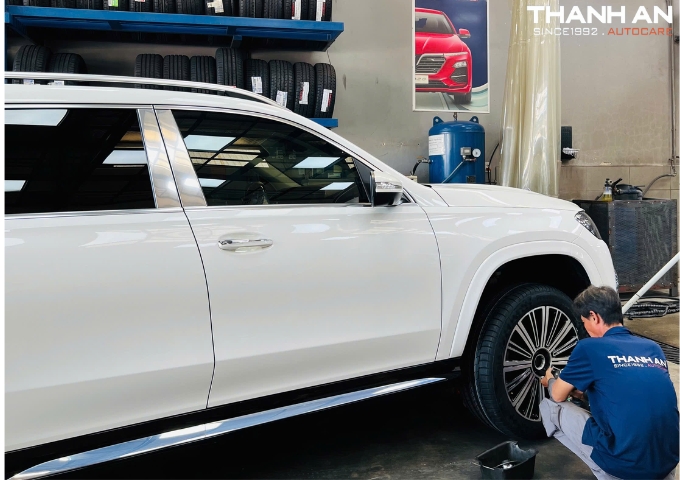 Kỹ thuật viên lắp lốp Continental 265/45R22 Premium Contact vào xe Maybach GLS 480 