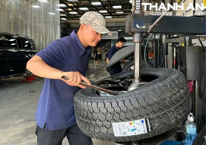 Cận cảnh hoa gai lốp Goodyear thiết kế tăng độ bám đường