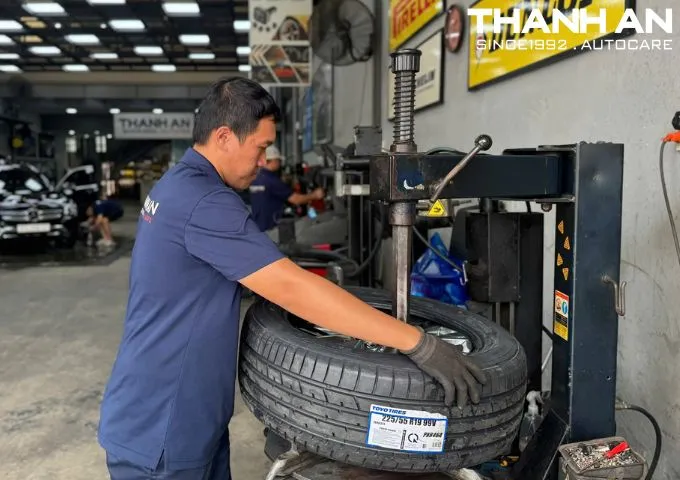 Kỹ thuật viên đang thay lốp Toyo 225/55R19 Proxes R46A tại gara