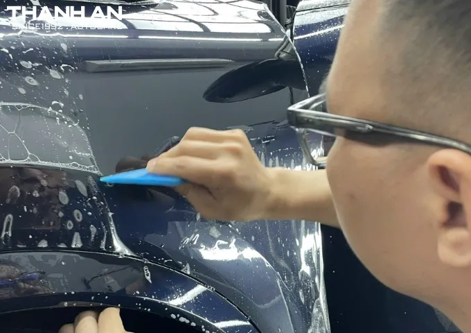 Kỹ thuật viên chuyên nghiệp đang thi công dán ppf xe Toyota Land Cruiser.