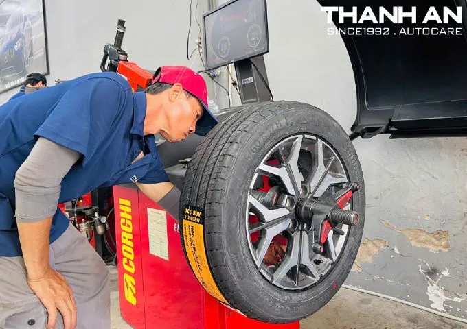 Kỹ thuật viên cân bằng động lốp continental chuẩn quy trình quốc tế tại gara