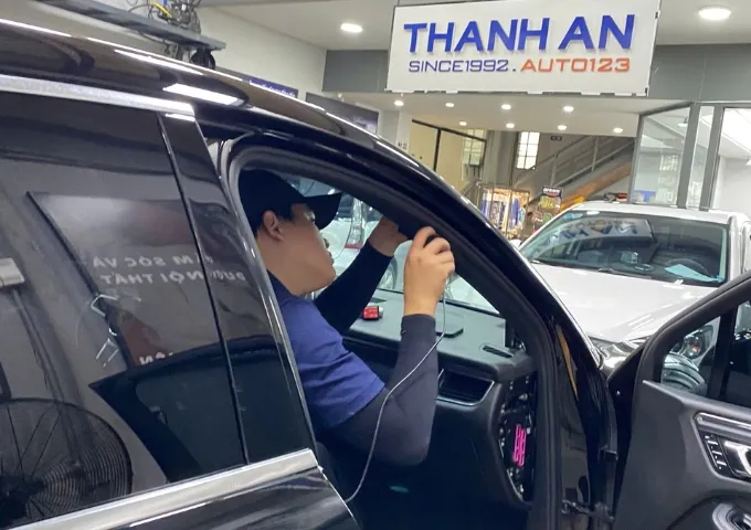 Kỹ thuật viên đi điện để lắp đặt camera hành trình Vietmap cho khách hàng tại Thanh An quận 7 đại lý Vietmap