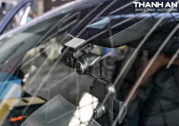 Toàn cảnh phía trước camera hành trình Vietmap M1