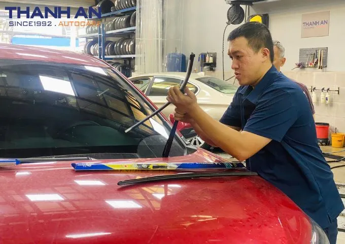 Gạt mưa xe ô tô loại khung xương kim loại chắc chắn