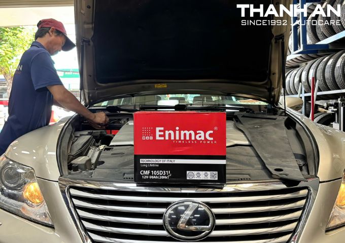 Kỹ thuật viên lắp đặt bình ắc quy Enimac cho xe ô tô Lexus tại gara