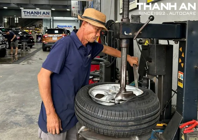 Kỹ thuật viên ô tô đang thay lốp xe tại gara Thanh An Autocare