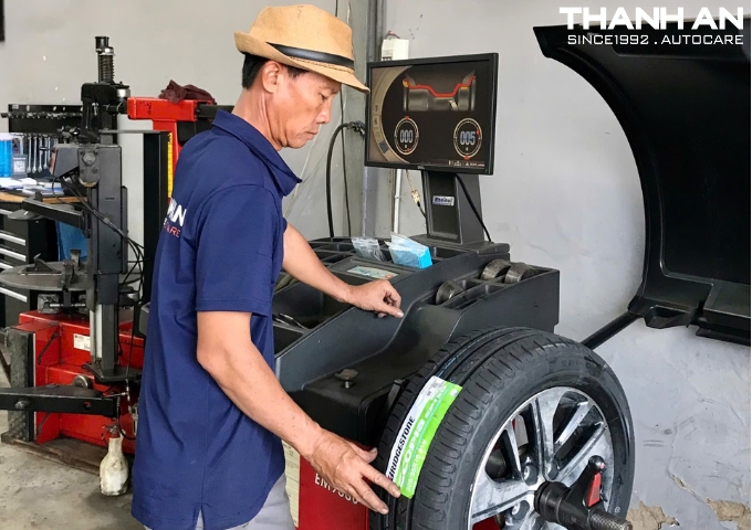 Cân bằng động (cân mâm dán chì) lốp xe ô tô sau khi thay lốp mới