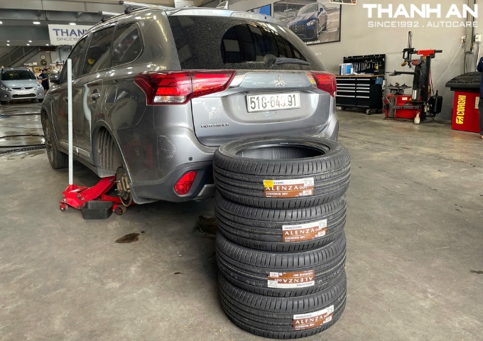 Thay 4 lốp Bridgestone 225/55R18 Alenza 001 tại quận 7