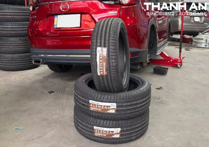 Thay lốp Bridgestone 225/55R19 Alenza 001 Nhật Bản cho xe ô tô tại xưởng dịch vụ