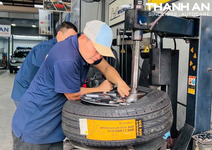Nhân viên lốp xe lắp lốp Continental vào lazang xe