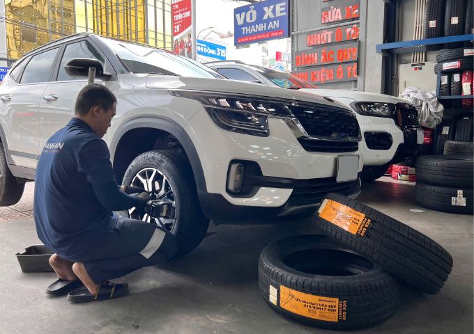 Kỹ thuật viên ô tô dùng súng cơ bắn lốp Continental vào xe ô tô