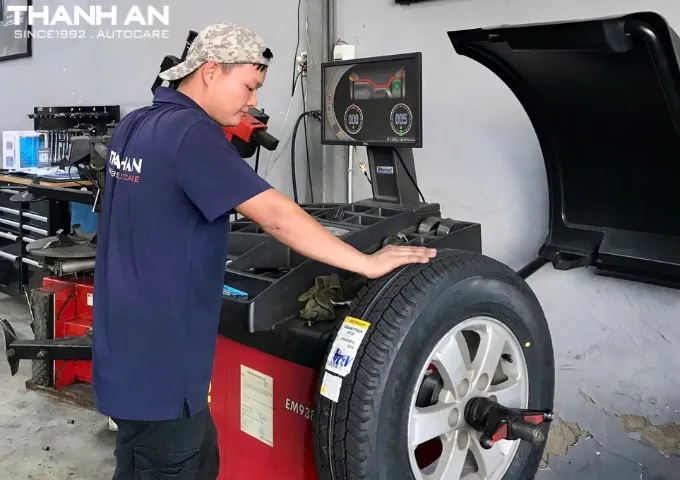 Kỹ thuật viên cân bằng động lốp Dunlop 205/80R16 Grandtrek AT20 cho xe Mitsubishi Triton tại quận 7