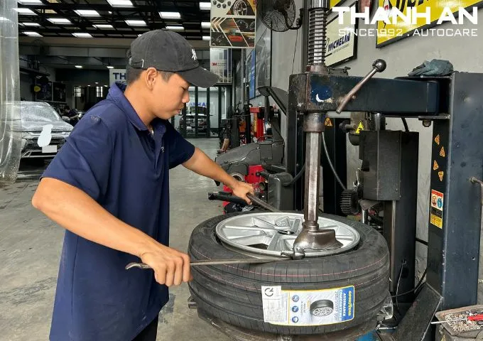 Thay lốp Goodyear mới giúp xe vận hành êm ái và an toàn