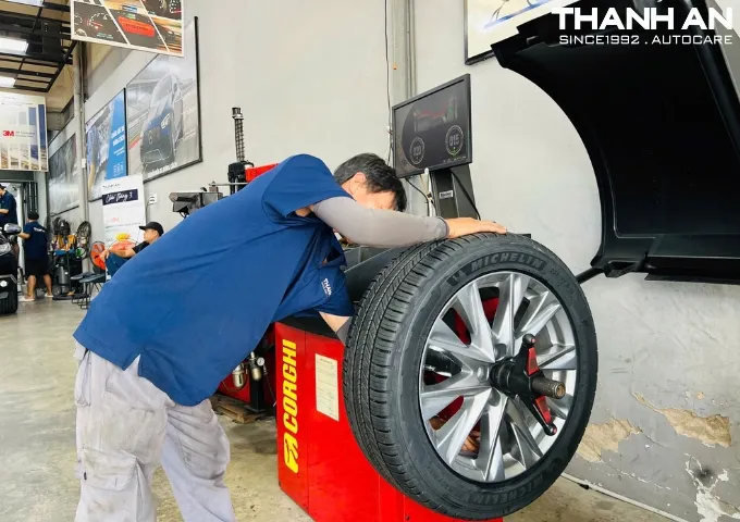 cân mâm dán chì cho lốp xe ô tô