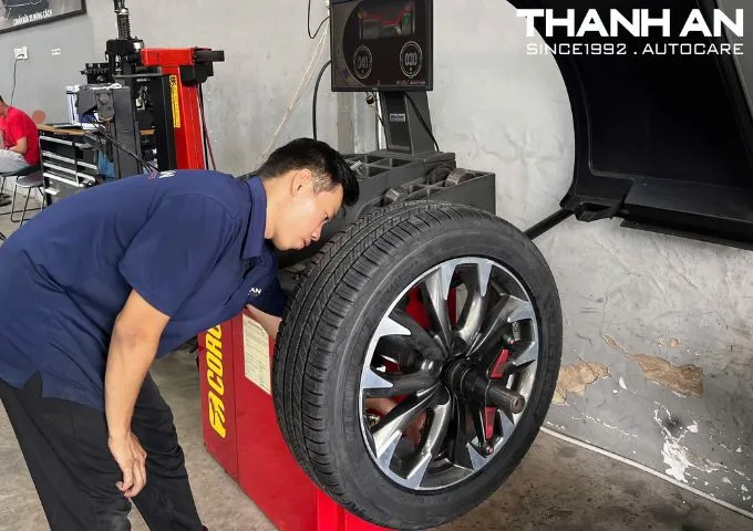 Kỹ thuật viên đang cân bằng động lốp Michelin 225/55R19 Primacy SUV Thái Lan tại gara