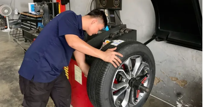 Kỹ thuật viên thay lốp Michelin 235/60R18 Primacy 3 cho Honda CR-V quận 7
