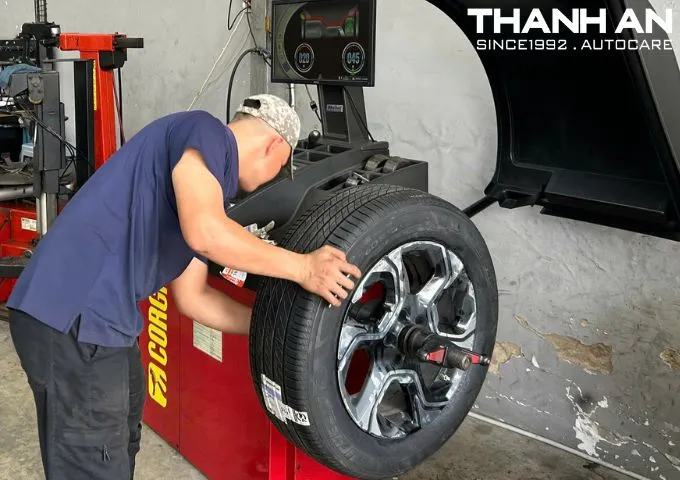 Cân bằng động lốp Michelin 235/60R18 Primacy SUV Thái Lan vận hành êm ái và bền bỉ tại garage