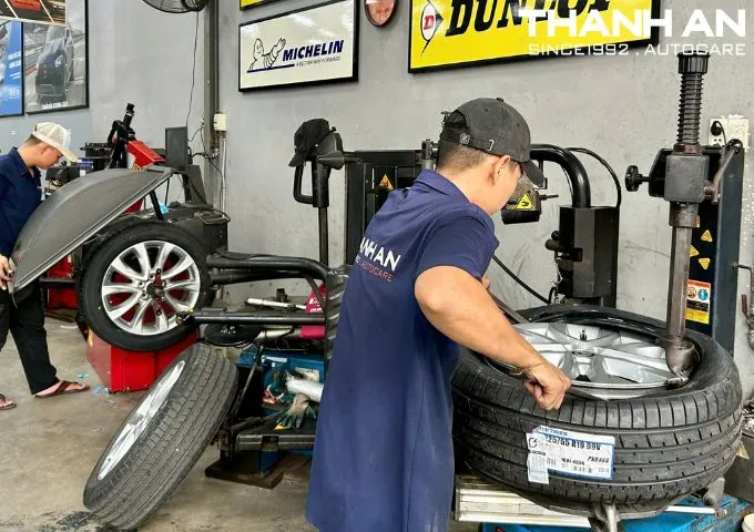 Thay lốp Toyo 225/55R19 Proxes R46A cho xe ô tô tại xưởng dịch vụ